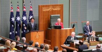 Shinzo Abe delivers speech at the Australian Parliament. Image credit: Twitter (@japangovt)