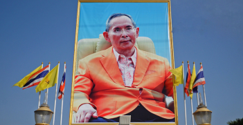 A portrait of His Majesty the King at the entrance gate of the park built to celebrate His 5th cycle birthday anniversary in 1987. Photo Source: (Flickr) Adaptor- Plug. Creative Commons.