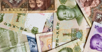 Chinese yuan bills. Photo Source: Japanexperterna.se (Flickr). Creative Commons.