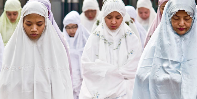Indonesian Islamic women praying. Photo Source: Tanti Ruwani (Flickr). Creative Commons.