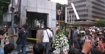 Damaged Police Box caused by suicide bomb attack in front of Sarinah Building, Jalan MH Thamrin. Location of Sarinah-Starbucks terrorist attack in Central Jakarta, 14 January 2016. Photo Source: Wikimedia