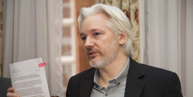 Julian Assange at a press conference with the Ecuadorian Minister for Foreign Affairs in August 2014. Photo source: Ecuadorian Chancellery (Flickr). Creative Commons.