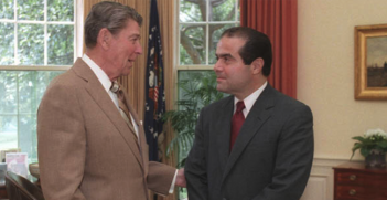 President Ronald Reagan and Judge Antonin Scalia confer in the Oval Office, July 7, 1986. Photo source: Bill Fitz-Patrick (Flickr). Creative Commons.