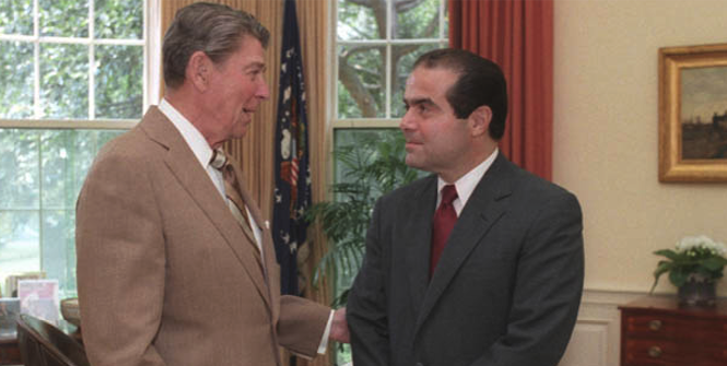 President Ronald Reagan and Judge Antonin Scalia confer in the Oval Office, July 7, 1986. Photo source: Bill Fitz-Patrick (Flickr). Creative Commons.