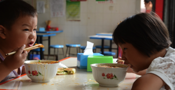 Children eating breakfast in Chengdu, Sichuan, China, August 2011. Photo source: eye/see (Flickr). Creative Commons. 
