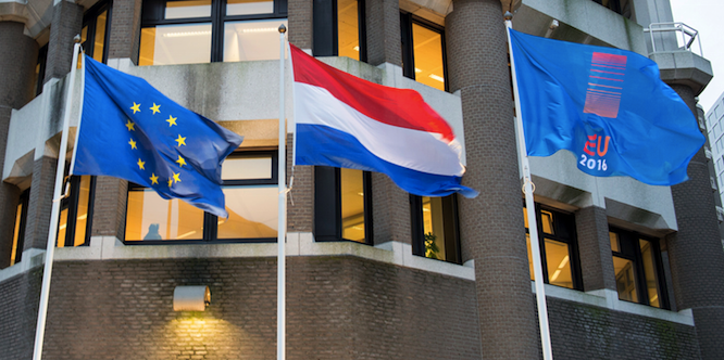Flags outside the Dutch Ministry of Foreign Affairs. Photo source: Ministerie van Buitenlandse Zaken (Flickr). Creative Commons.