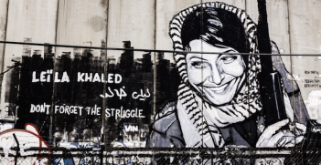 Graffiti by Vince Seven on the wall separating Israel and Palestine. Photo source: Edgardo W. Olivera (Flickr). Creative commons.