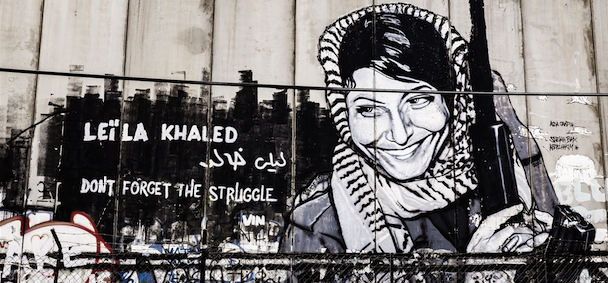 Graffiti by Vince Seven on the wall separating Israel and Palestine. Photo source: Edgardo W. Olivera (Flickr). Creative commons.