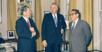 Mr Edward Gough Whitlam with Don Willesee (right) and Henry Kissenger (left), during tour of USA – Washington DC, 1974. Photo credit: NAA: A8746: KN12/11/74/33