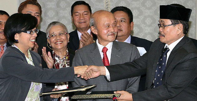 Peace agreement between Manila and the Moro Islamic Liberation Front in 2014. Photo from Council on Foreign Affairs Twitter account.
