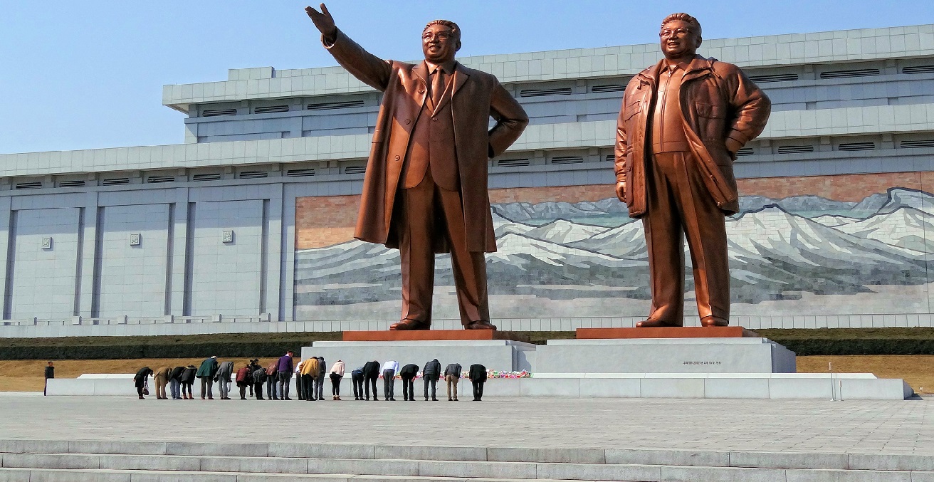 Visitors bowing in a show of respect for North Korean leaders Kim Il-sung and Kim Jong-il