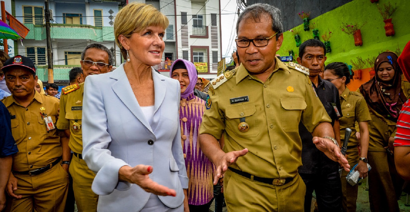 Julia Bishop with Makassar Mayor, Danny Pomanto during a visit to Indonesia