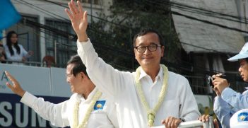 Sam Rainsy waving to protesters. Pic Source: Wikimedia Commons