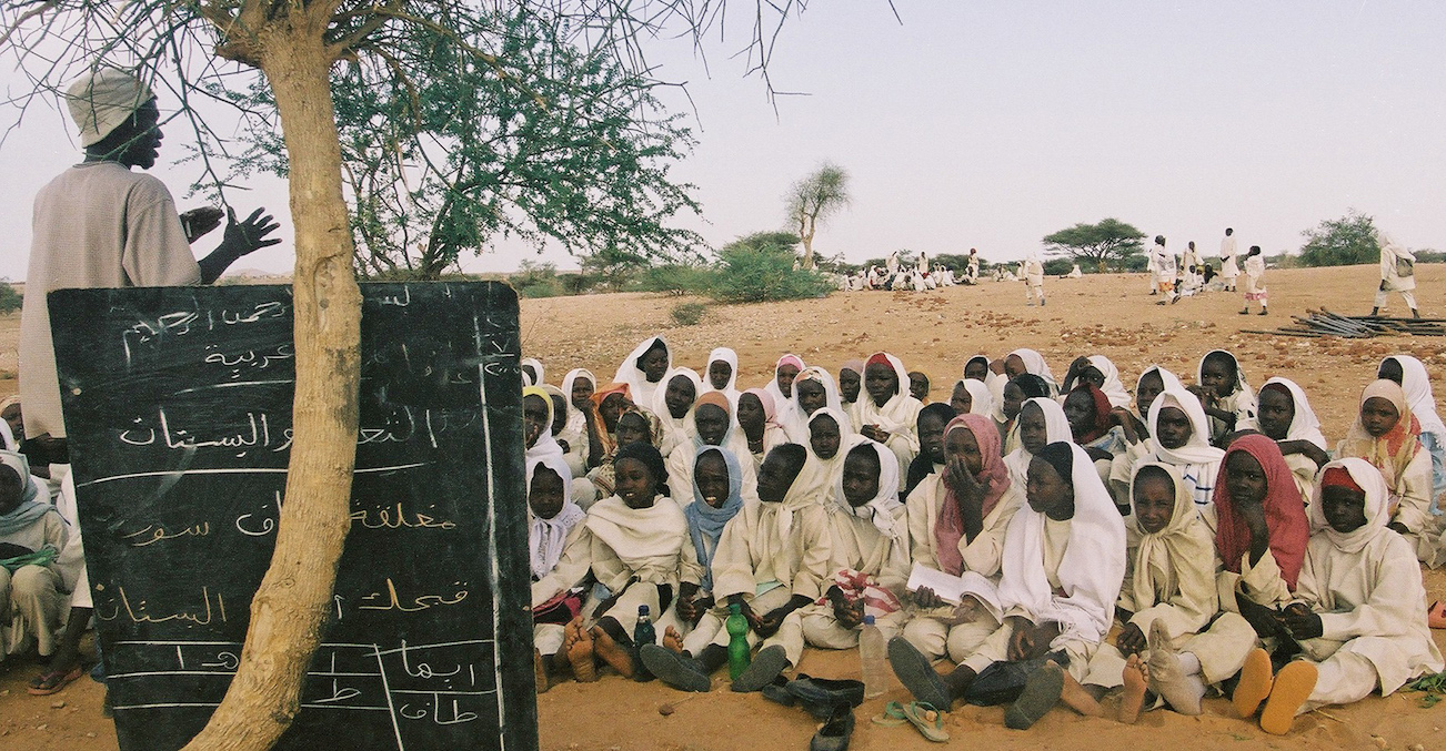 Darfour, camp pour personnes déplacées. Les enfants du camp  ont accès à des cours.
Darfur, camp for displaced persons. Children attending classe.