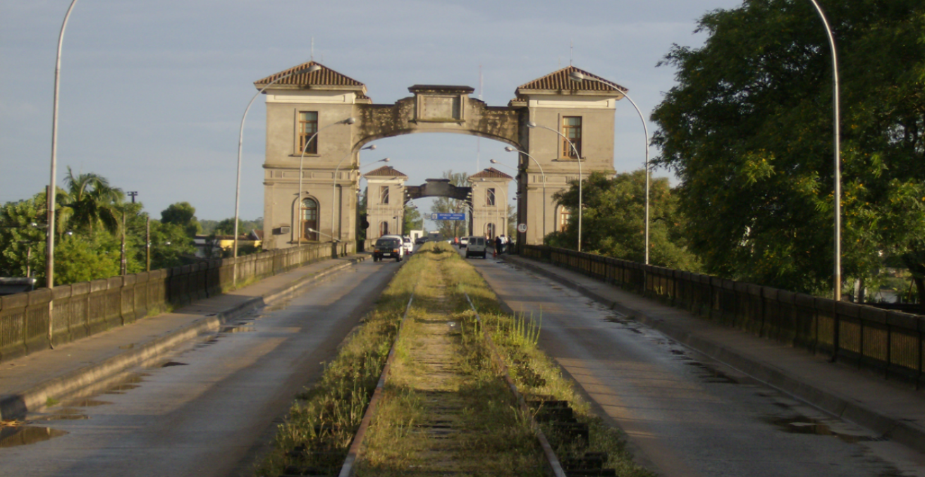 Border between Brazil (city of Jaguarão) and Uruguay (city of Río Branco) (Credit: Wikipedia Commons)