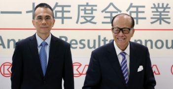 Chairman of CK Hutchinson Holdings, Victor Li, left, and his father, right (Credit: twitter @geoff_p_wade).