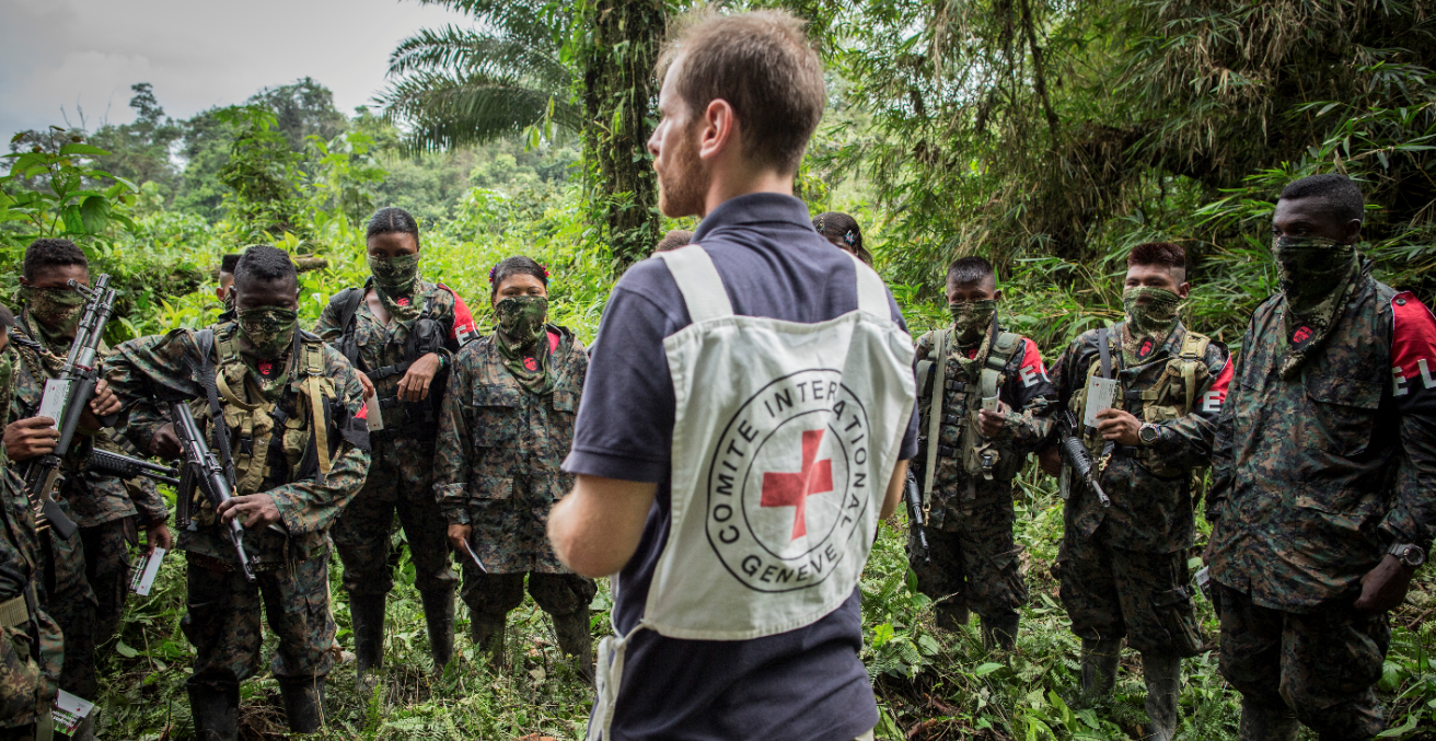 An ICRC employee speaks to members of the ELN armed group in 2014. Source: ICRC. 