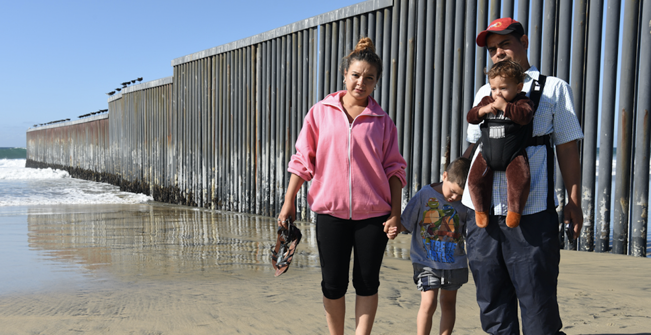 A family of migrants from Central America at the US-Mexico border in Tijuana, Mexico. Photo: Daniel Arauz, Flickr, https://bit.ly/1mhaR6e