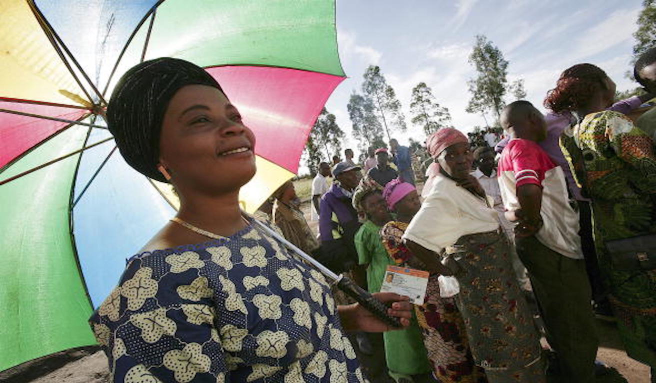 Congolese women lining up to vote during the 2006 elections. Source: United Nations Photo, Flickr, https://bit.ly/2ZgX3Og