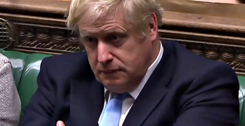 Boris Johnson sitting in parliament as Prime Minister on 10/09/2019. Wikimedia Commons: MrsSnub - https://creativecommons.org/licenses/by-sa/4.0/deed.en