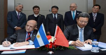 Argentina and China signing an agreement at the G20 in 2015, Source: Casa Rosada, Argentina Presidency of the Nation, https://bit.ly/2hzTa7i