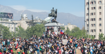 Protesters gather in Plaza Baquedano, Santiago on 22 October 2019. Photo: Carlos Figueroa, Wikimedia, https://bit.ly/2pVTIIf
