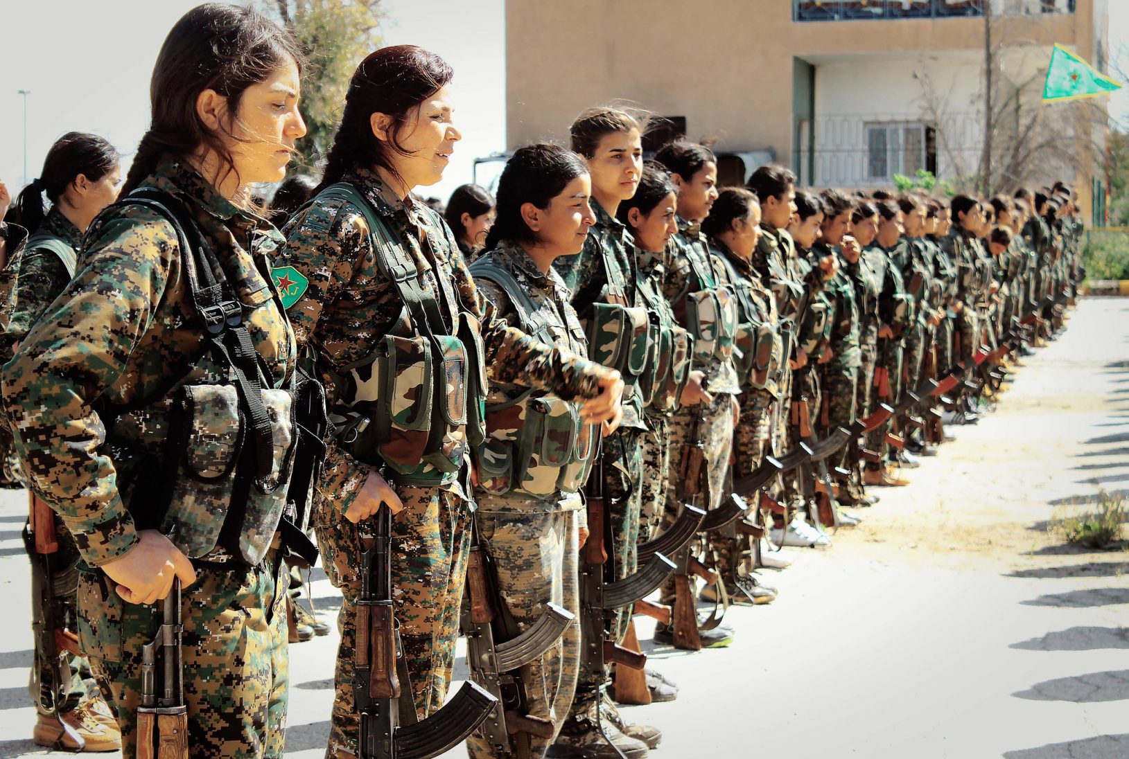 Kurdish YPG Fighters Stand in Line. Photo by Uzi Doeslt, Flickr.