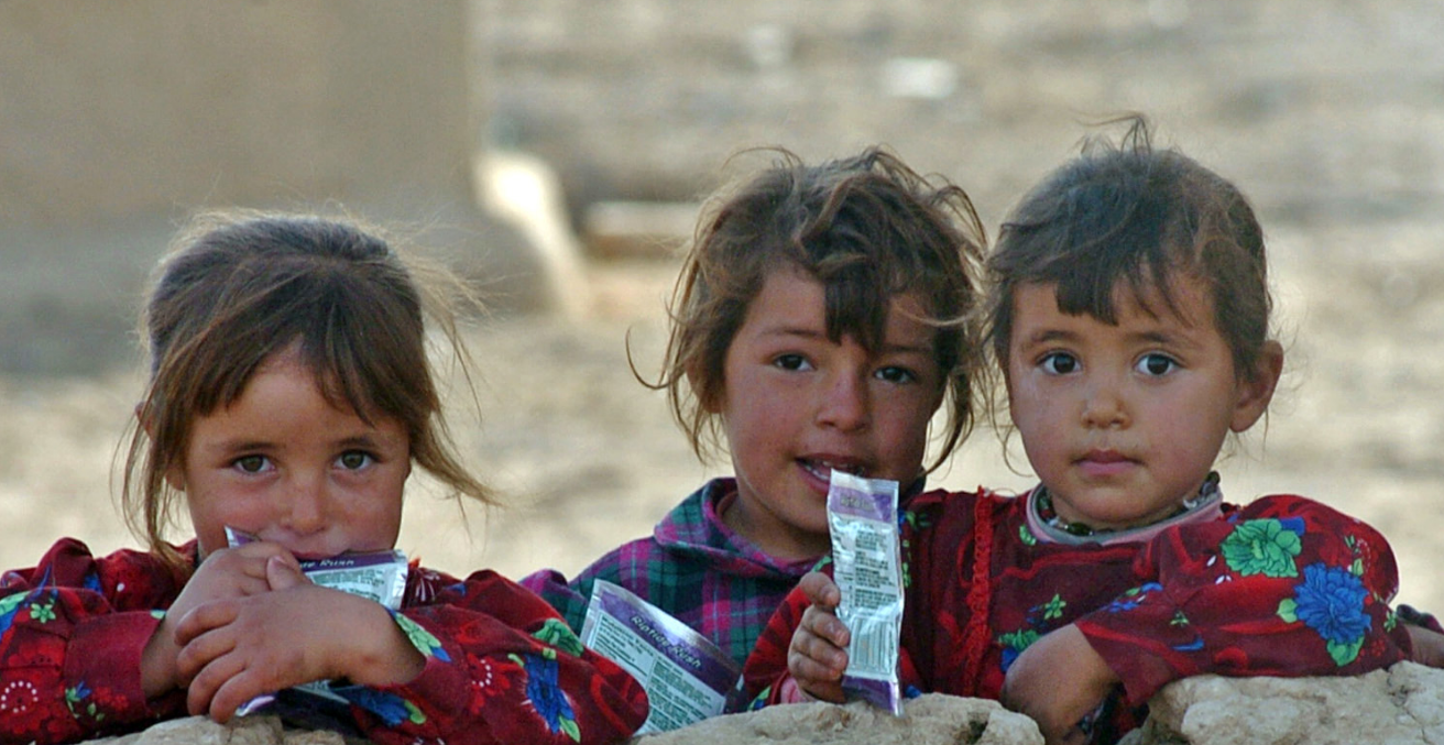 Iraqi Children Observe US Soldiers. Photo by Alan D. Monyelle, US Navy Photo, source: https://bit.ly/2O1oeKs