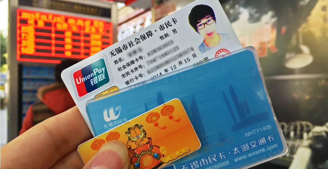 Chinese identification cards. Photo by Xiaosan Ji. Source: https://bit.ly/2QdeCMP