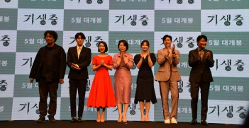 Parasite Director Bong Joon-ho and actors Choi Woo-shik, Cho Yeo-jeong, Jang Hye-jin, Park So-dam, Lee Sun-kyun and Song Kang-ho attend a press conference for the film at a Seoul hotel on April 22, 2019. Source: Kinocine PARKJEAHWAN4wiki https://bit.ly/2T1bg1W