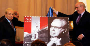 Peruvian Congressman Víctor Andrés García Belaúnde presents a stamp honouring ex-Secretary-General Javier Pérez de Cuellar. Source: Ministerio de Relaciones Exteriores https://bit.ly/38MB9a8
