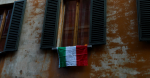 A flag bearing the message 'everything will be alright' hangs from a window to spread positivity as Italians are quarantined to prevent the spread of COVID-19. Source: Pietro Luca Cassarino https://bit.ly/2xq4qus