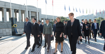 General Director of the War Memorial of Korea Lee Young-gye, ROK Defence Minister Song Young-moo, ROK Foreign Minister, Kang Kyung-wha, Foreign Minister Julie Bishop, Defence Minister Marise Payne walking into the War Memorial of Korea in 2017. Source: DFAT/Jeong Yeonho https://bit.ly/2TAkMcE