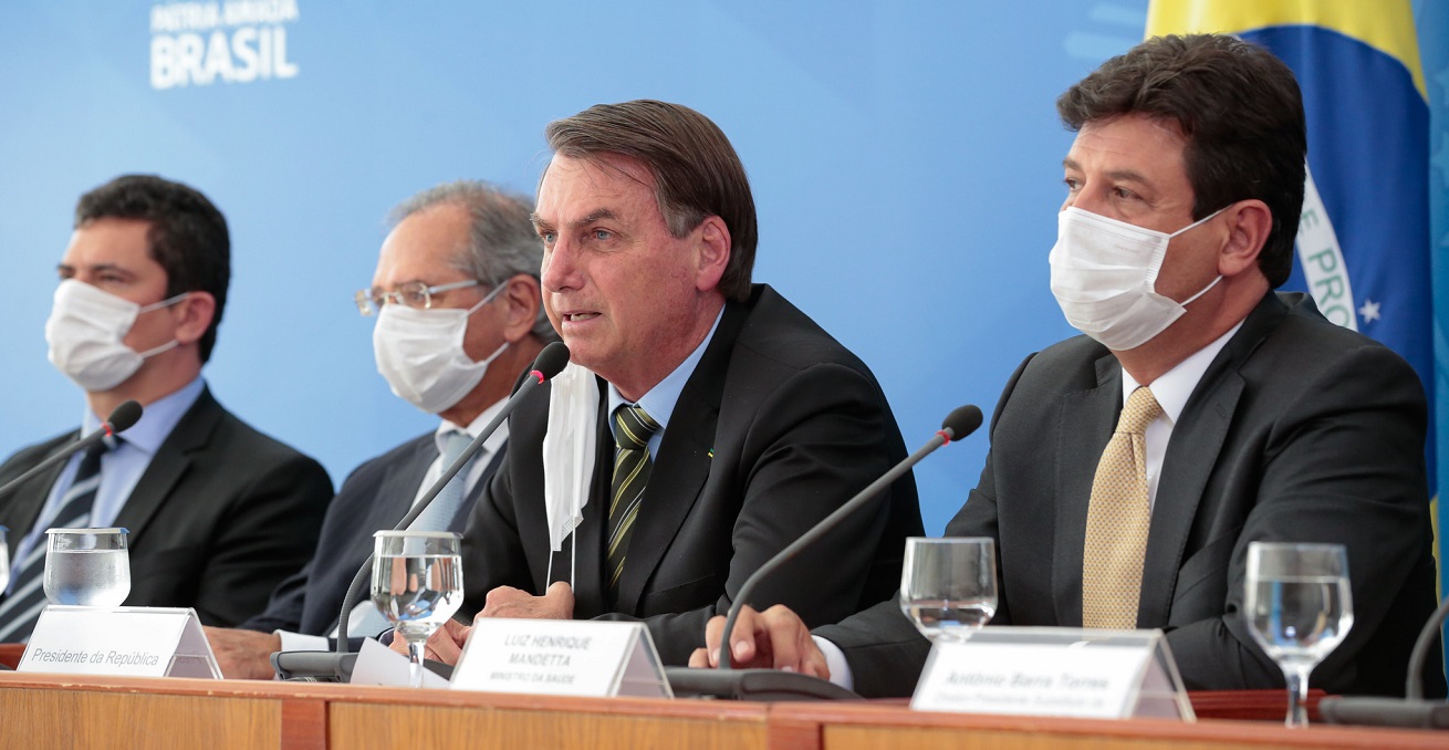Brazilian President Jair Bolsonaro (center) and Health Minister Luiz Henrique Mandetta (right) at a press conference on March 18, 2020. Source: Carolina Antunes https://bit.ly/2Vdl8a0