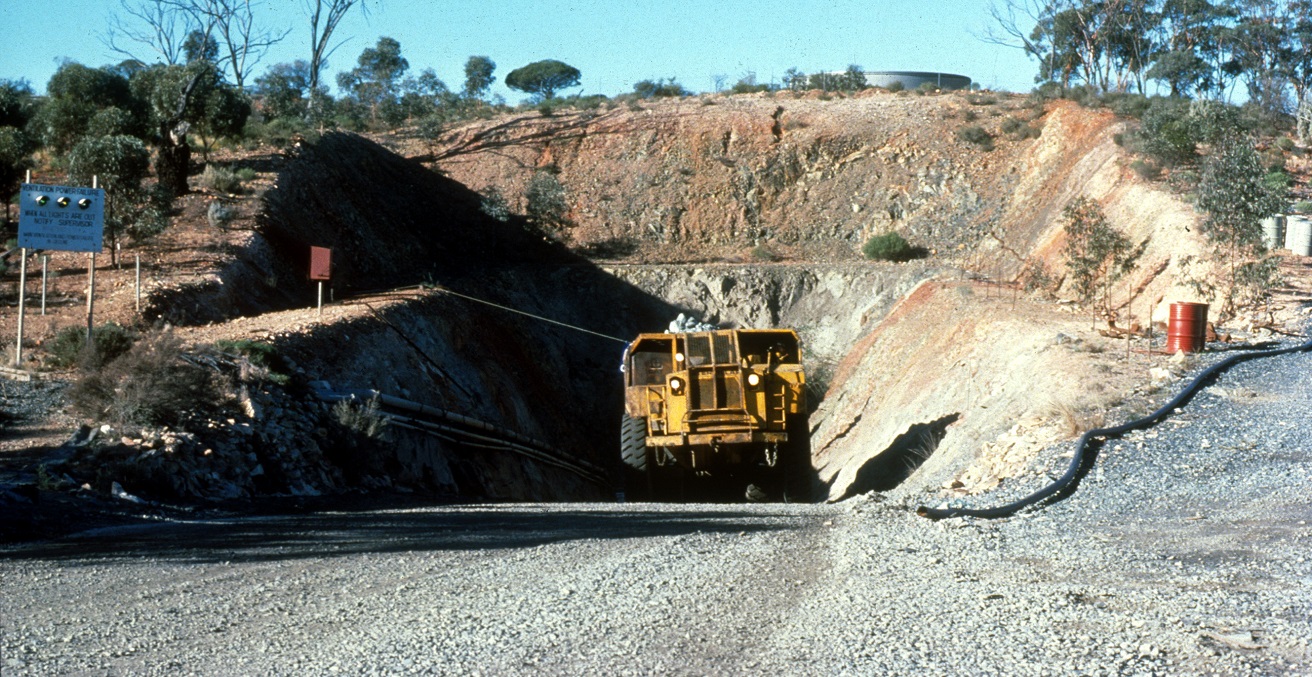 Ore truck coming out of the portal, Silver Swan nickel mine, Western Australia. Source: R. Hill https://bit.ly/3chl9ze