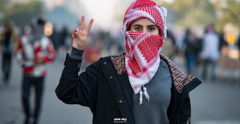 A young Iraqi woman wearing the Yshmagh during the Iraqi women's Pink and Purple Protest. Source: Ziyad Matti (with permission) https://bit.ly/3bMilKp