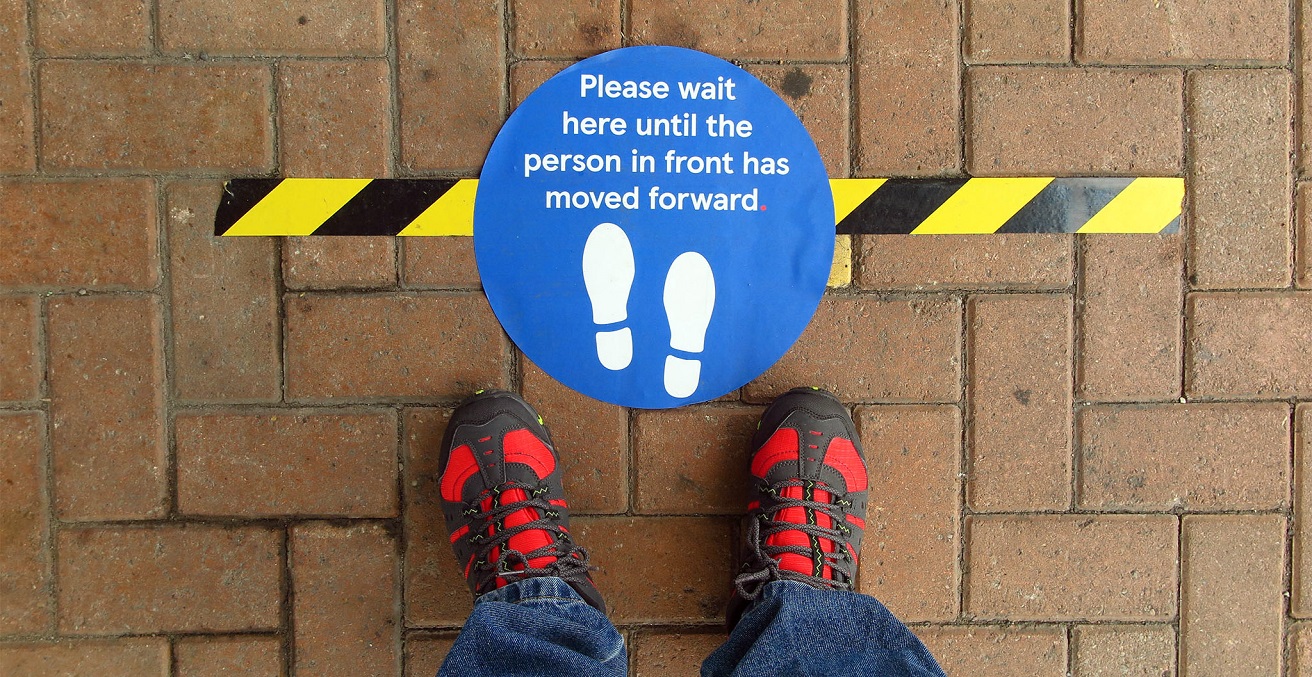 A blue sign on the ground that says 