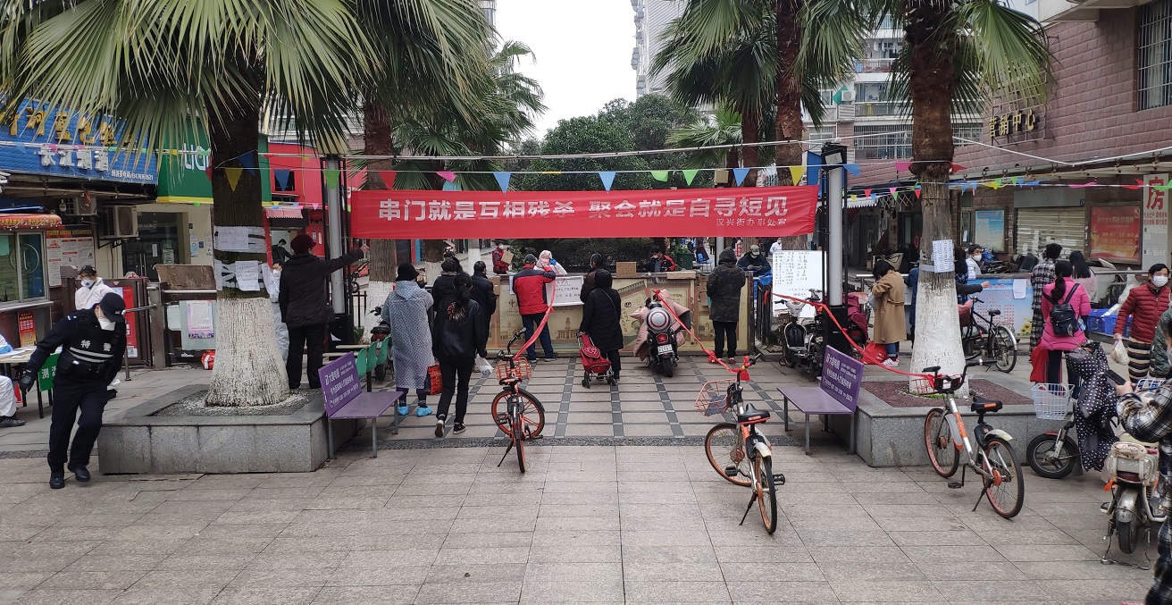 Residents in Wuhan were buying daily necessities and food across the fence gate because their community had been closed. Source: Painjet https://bit.ly/2zbj75w