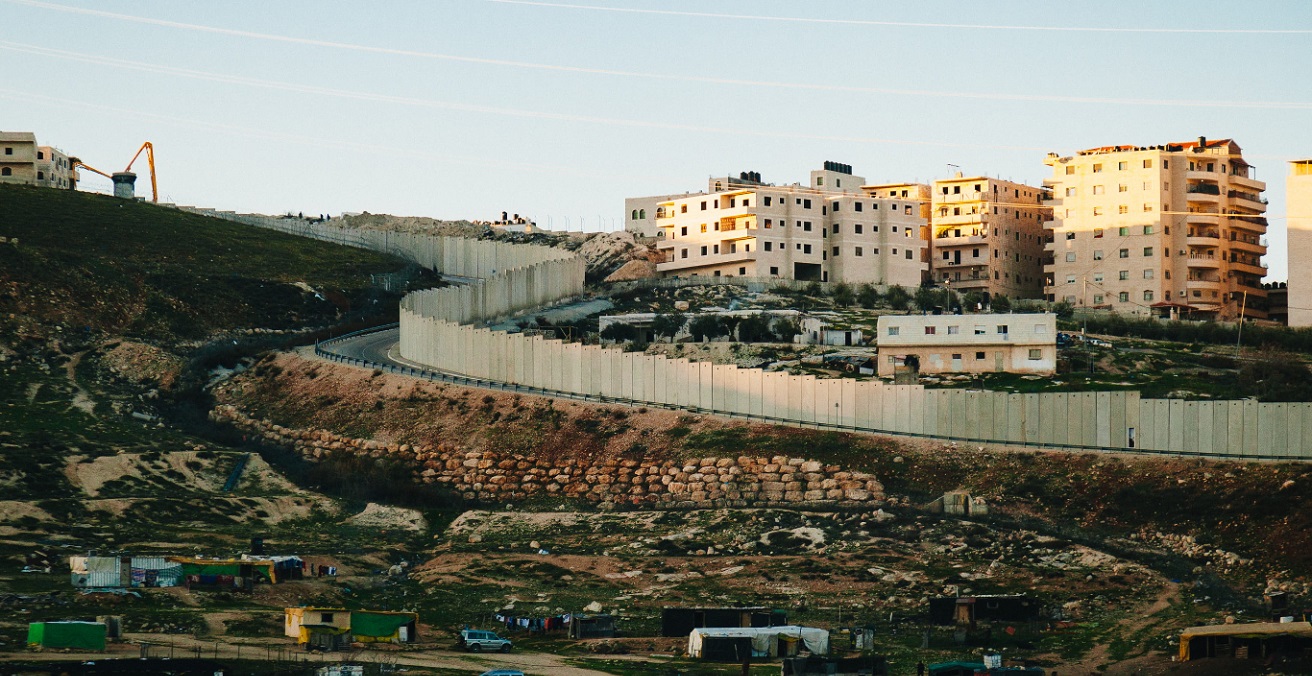 A wall separates Israel from the Palestinian West Bank. Source: Victoria Davis https://bit.ly/3dL1sk3