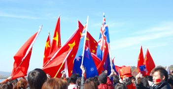 A group holding Chinese and Australian flags. Source: Pierre Pouliquin https://bit.ly/2AZv2nI