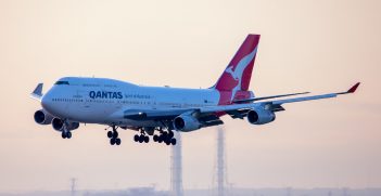 A Qantas 747 on final approach to land. Source: blackqualis https://bit.ly/30bKqYy
