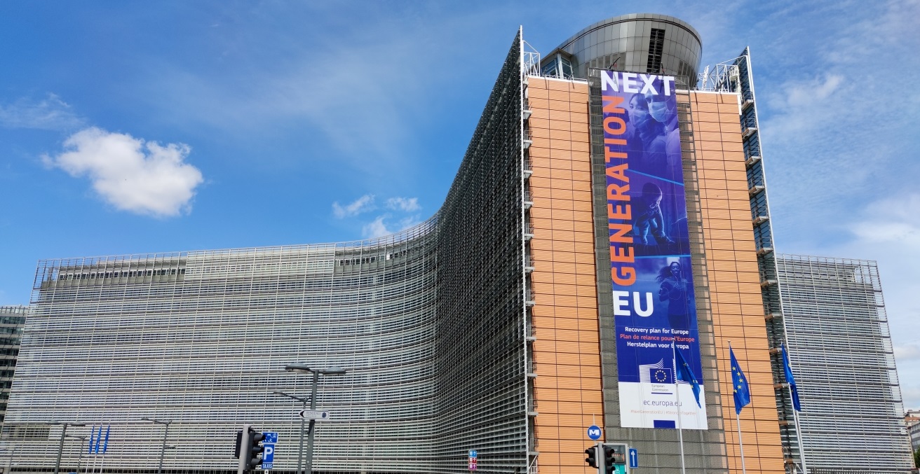 Berlaymont building, home of the European Commission, with a banner announcing the Next Generation EU recovery package. Source: C.Suthorn https://bit.ly/30A9Fnn