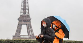 Tourists taking safety precautions in France during the COVID-19 pandemic.
Source: Rosivan Morais, https://bit.ly/2QuagkY