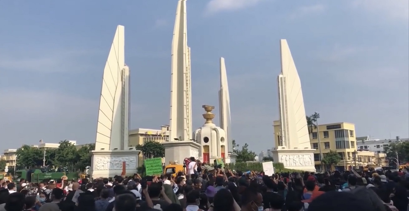 Protest in Bangkok on July 18, 2020 in front of the Democracy Monument.
Source: https://bit.ly/35hbYyy