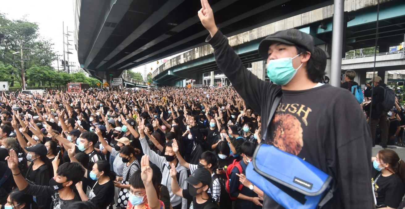 Despite the police's warnings that violations of the emergency decree will result in legal actions, many protesters are occupying Lat Phrao Intersection to call for the government's resignation. Source: Khaosod English https://bit.ly/35nRZg8