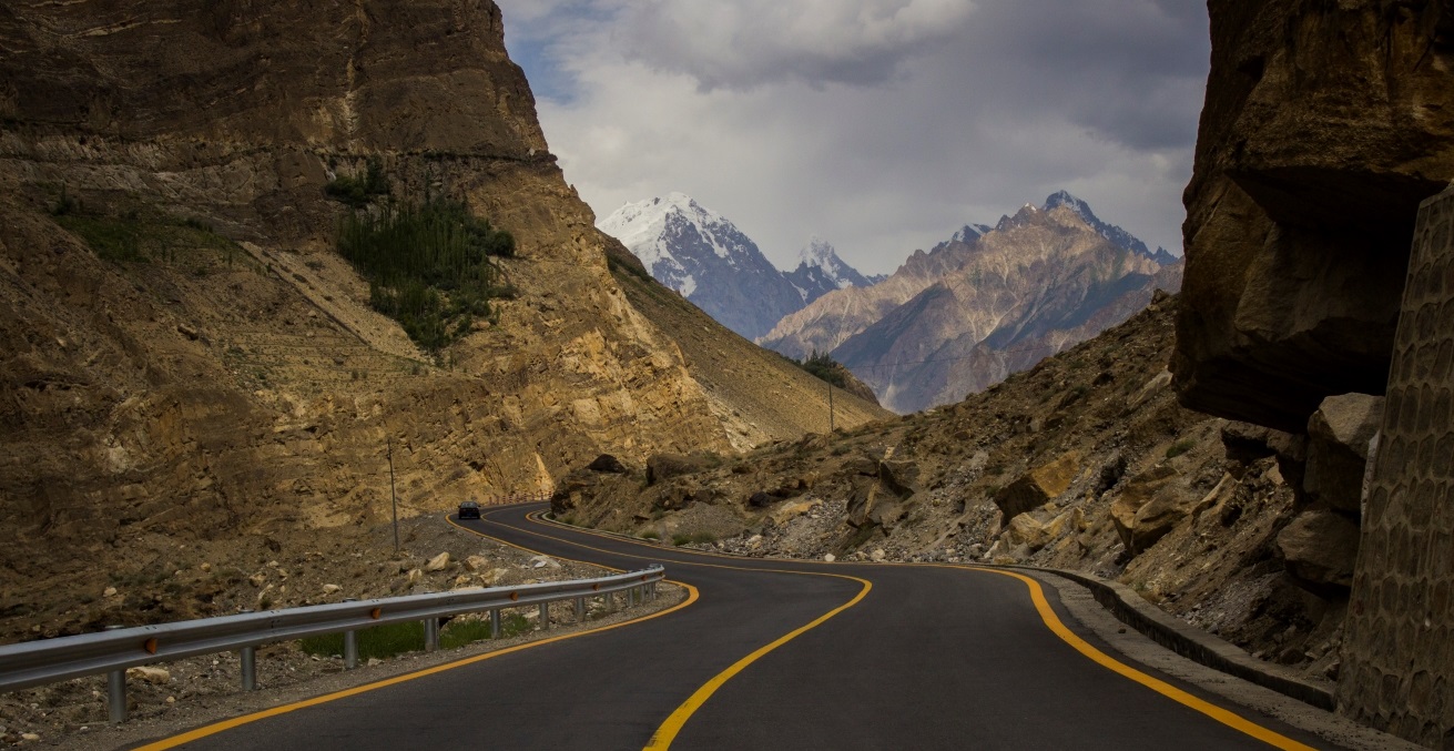 Karakoram Highway ahead of Juglot, Gilgit. Expansion of this highway is a project within CPEC. Source: Saadzafar91 https://bit.ly/3eSZ9NG