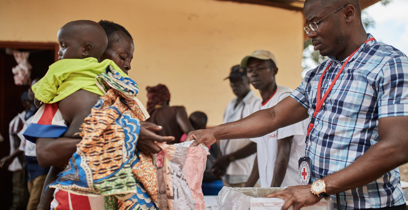 Distributing food rations at Kaga-Bandoro hospital in CAR. Source: ICRC