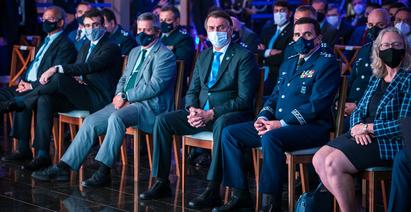 President Jair Bolsonaro and Minister for Defence Walter Souza Braga Netto attend an Air Force ceremony. Source: Sergeant Johnson Barros / CECOMSAER https://bit.ly/3nRFiTo