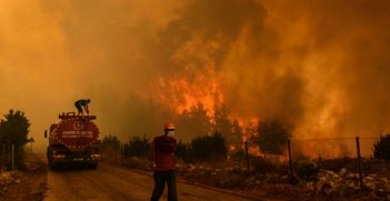 Wildfires devastate Greece on August 7, 2021. Source: Felton Davis https://bit.ly/3xG4eAA 