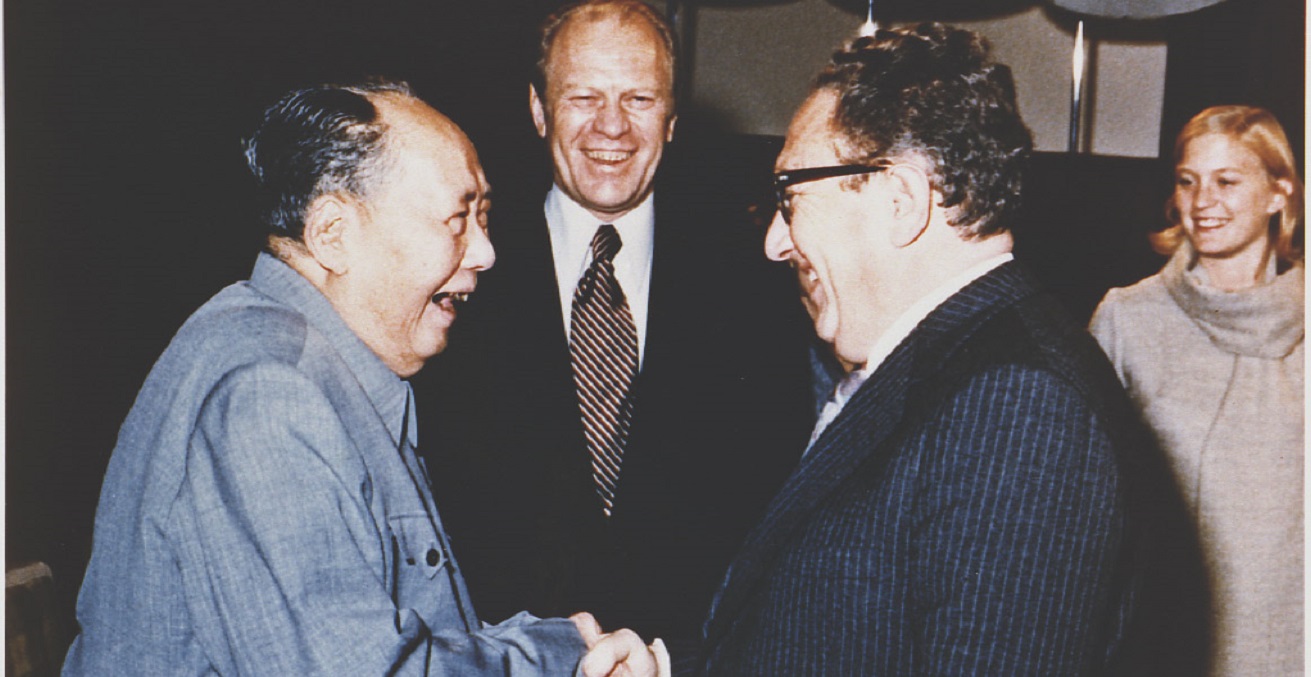 resident Ford and daughter Susan watch as Secretary of State Henry Kissinger shakes hands with Mao Tse-Tung; Chairman of Chinese Communist Party, during a visit to the Chairman’s residence.  Courtesy Gerald R. Ford Library.